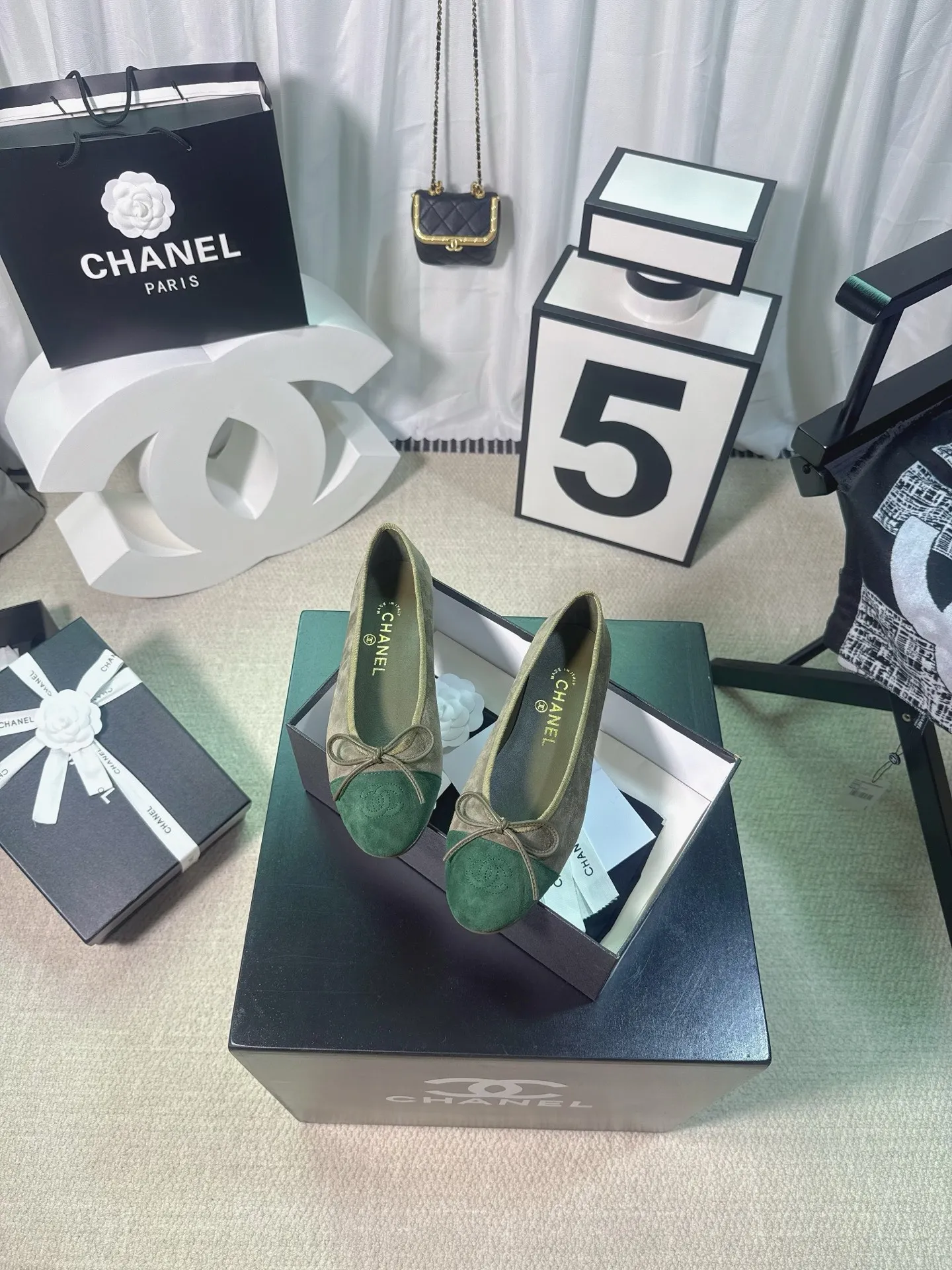 👟👟Ex-factory price 480👟👟 Generation * grade 25s Chanel fragrance is beautiful Maillard color back hollow Sling-back sandals flat/thick heel/high heel Sling-back came out in 1957, and then the two-tone design became a Chanel classic! Very suitable for spring and summer🩰 The two-color design is simple and exquisite, with a square toe and generous temperament. It visually lengthens the leg line. The color of the toe creates a sense of color difference. The back lace design is simple and elegant. It is a classic model that can be worn for hundreds of years. It is worth buying!! Upper: Customized metallic sheepskin. Inner pads: imported sheepskin. Heel height: ballet shoes. Sole: Italian A-grade genuine leather outsole. Size: 35-39 (34.40.41.42.43 is custom-made and non-returnable)